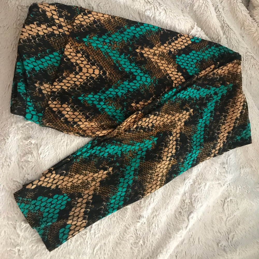 Lularoe Tall and Curvy scale leggings new